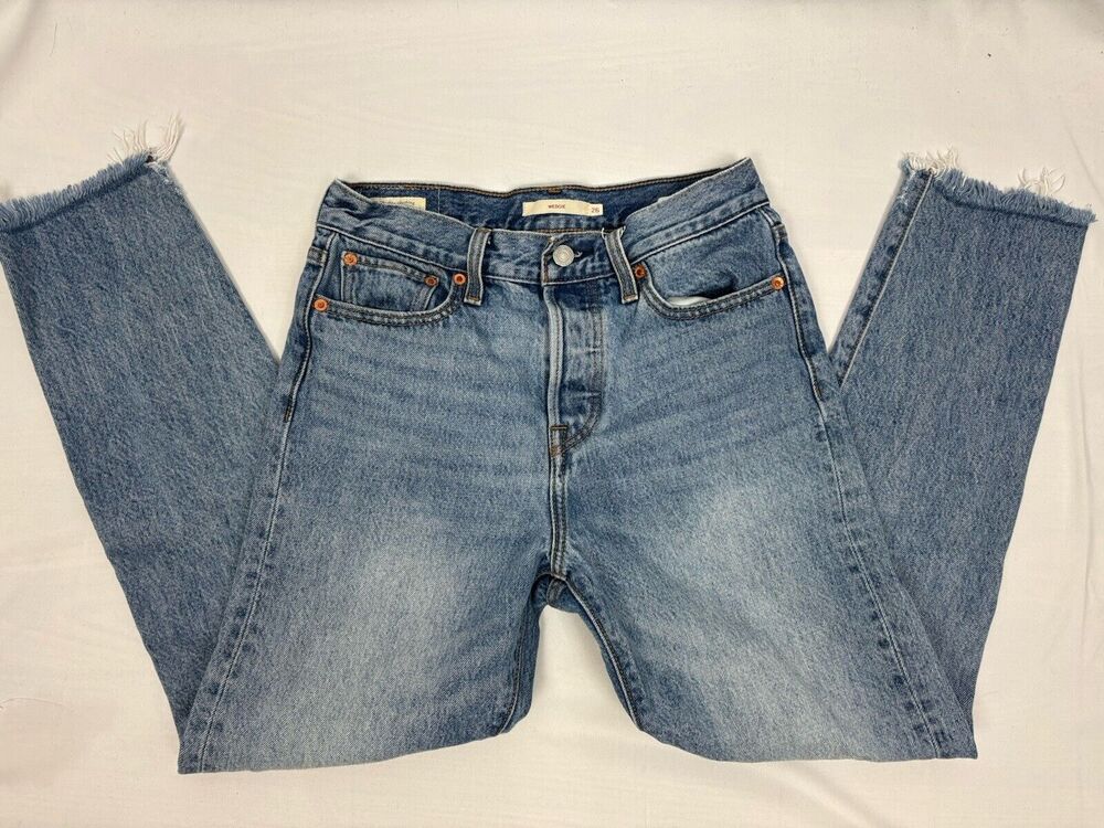 Levi's Wedgie Jeans Women 26 Straight High Rise Raw Hem Light Wash Denim